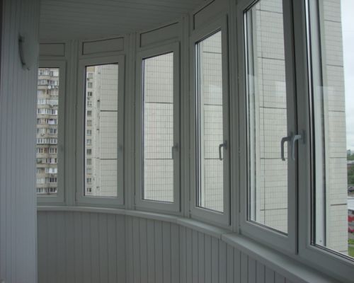 теплое остекление балкона с отделкой